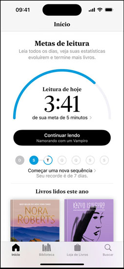 A tela do iPhone mostra a interface Metas de Leitura no app Livros. No alto, aparece um círculo de progresso. Abaixo do círculo de progresso está o acompanhamento da sequência de leitura semanal. Na parte inferior, aparece a seção Livros lidos este ano, que inclui uma fileira com dois livros e um espaço vazio para o terceiro