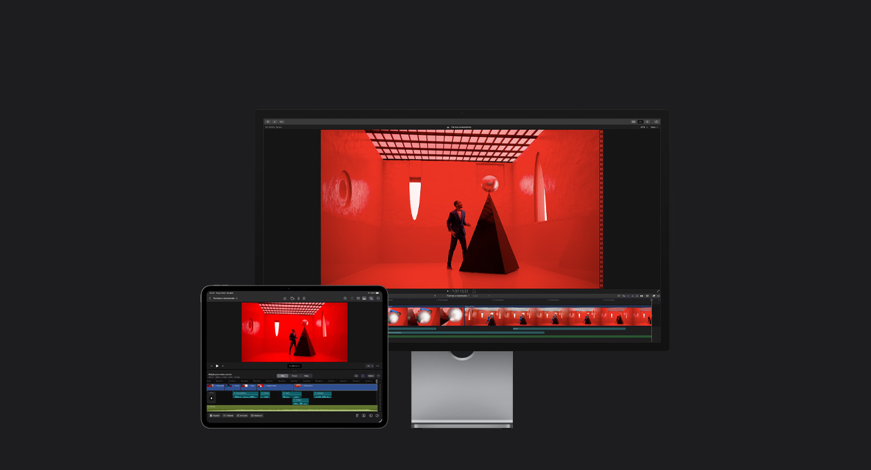 Mac Studio Display, iPad Pro de 13 polegadas, timeline do Final Cut Pro, imagem de um homem de terno azul colocando uma bola prateada em cima de uma estrutura triangular preta em uma sala vermelha com janelas em formas abstratas