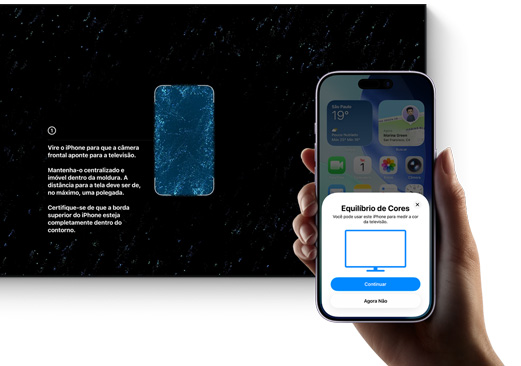 O iPhone sendo usado para ajustar as cores na TV.