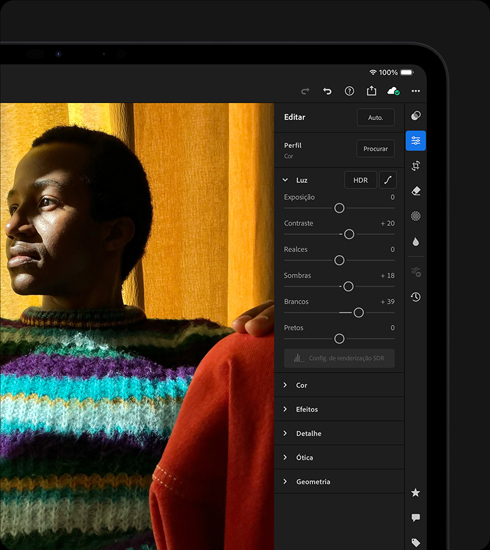 Parte da frente de um iPad Pro preto-espacial na horizontal, mostrando a edição da fotografia de uma pessoa de suéter colorido, com o menu de ferramentas e efeitos aberto à direita