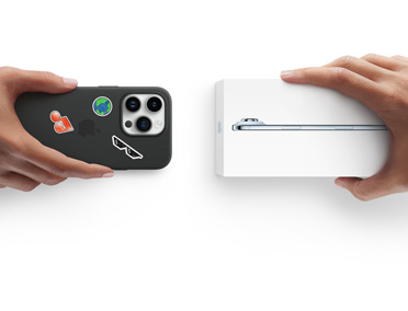 Deux mains échangeant un iPhone 13 avec étui en silicone, autocollants à l’arrière, contre un nouvel iPhone Air dans la boîte.