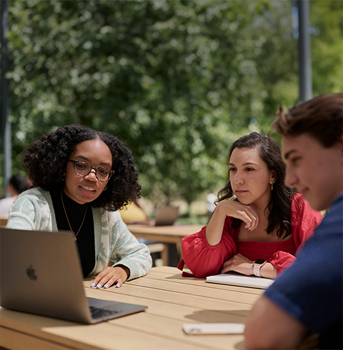 Un pequeño grupo de personas que están en prácticas en Apple se reúnen en un Caffè Macs.