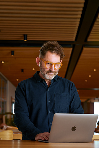 Una persona del team Corporate di Apple che usa un MacBook in un Caffè Macs.