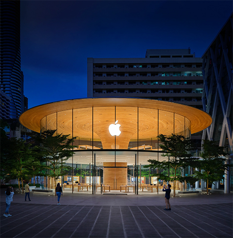 ภายนอกของร้าน Apple Store เวลากลางคืน