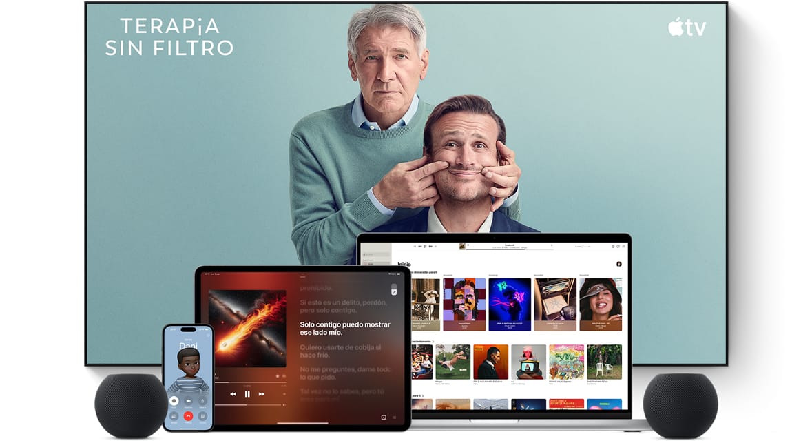 Un televisor grande de pantalla plana muestra a dos personajes masculinos de la serie Terapia sin filtro de Apple TV. Un MacBook Pro, un iPad, un iPhone y un HomePod mini color medianoche en primer plano.