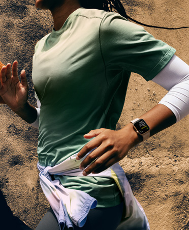 Běžící osoba má na levém zápěstí Apple Watch