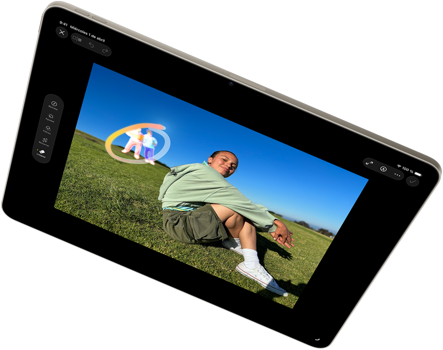 iPad Air en horizontal que muestra Apple Intelligence con la herramienta Limpieza en la app Fotos