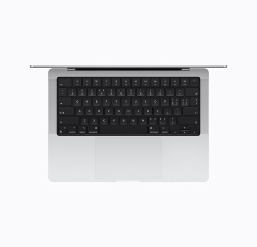 En åpen MacBook i sølv.