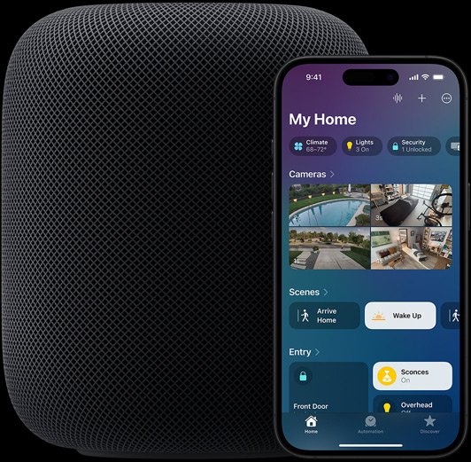 iPhone, jossa näkyy Koti-apin Koti-valikko, on hieman HomePod-kaiuttimen edessä