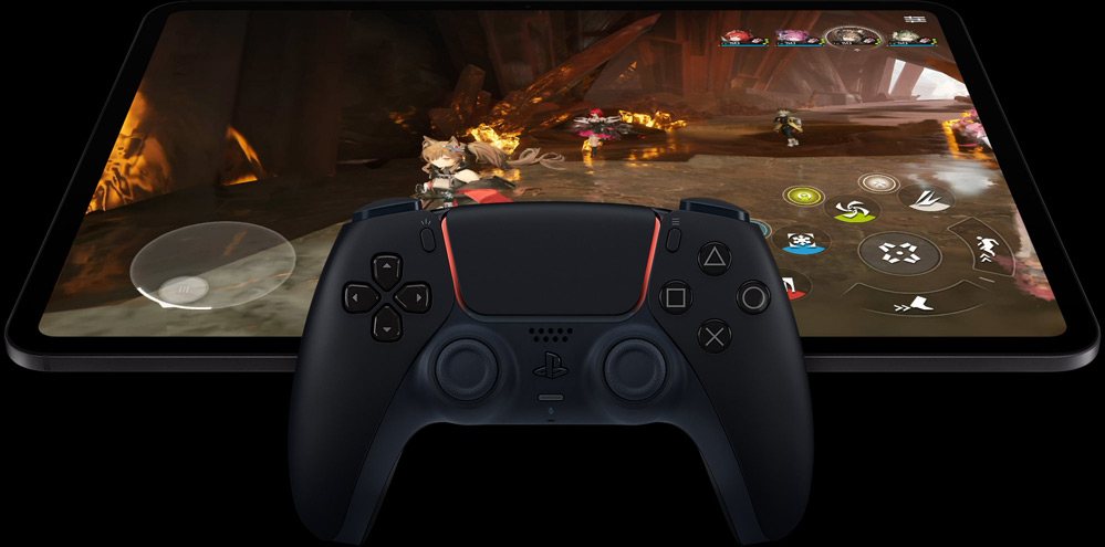 Comando sem fios da PlayStation sobreposto ao iPad Pro em vista frontal, preto sideral, colocado na horizontal, ecrã a mostrar um videojogo com um robô futurista a segurar uma espada laser que brilha em tons de rosa