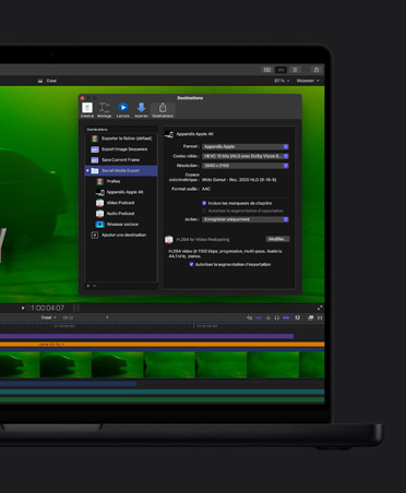 Écran de MacBook Pro 16 affichant une voiture dans un éclairage vert et tamisé, des clips vidéo en bas de l’écran, et la fenêtre d’exportation de fichier ouverte