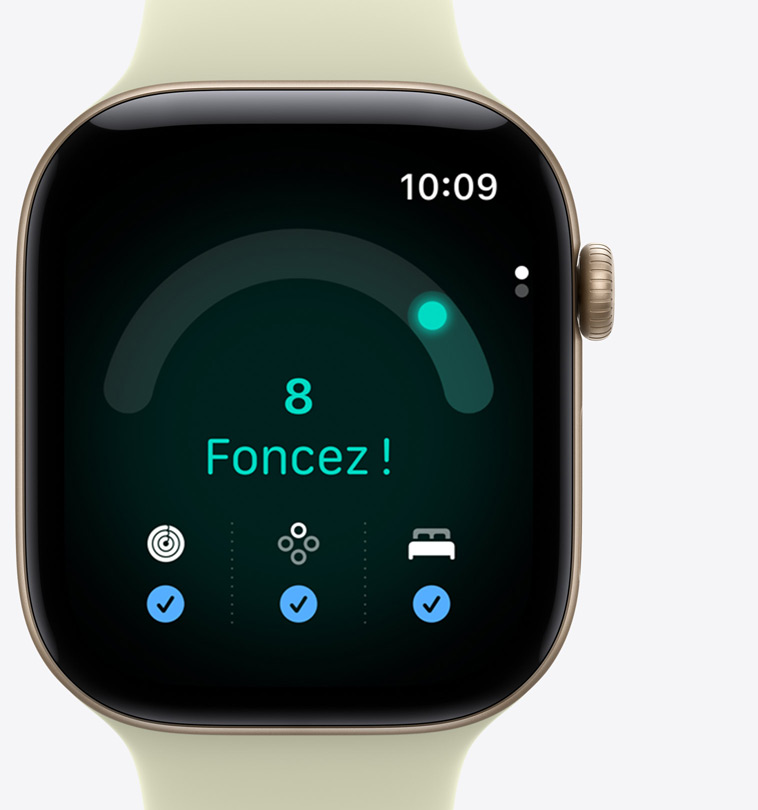Apple Watch Series 12, boîtier en aluminium, or clair, app Préparation, score de préparation à 8, message « Allez ! », anneaux Activité, Signes vitaux et données de score de sommeil avec des coches bleues en bas de l’écran