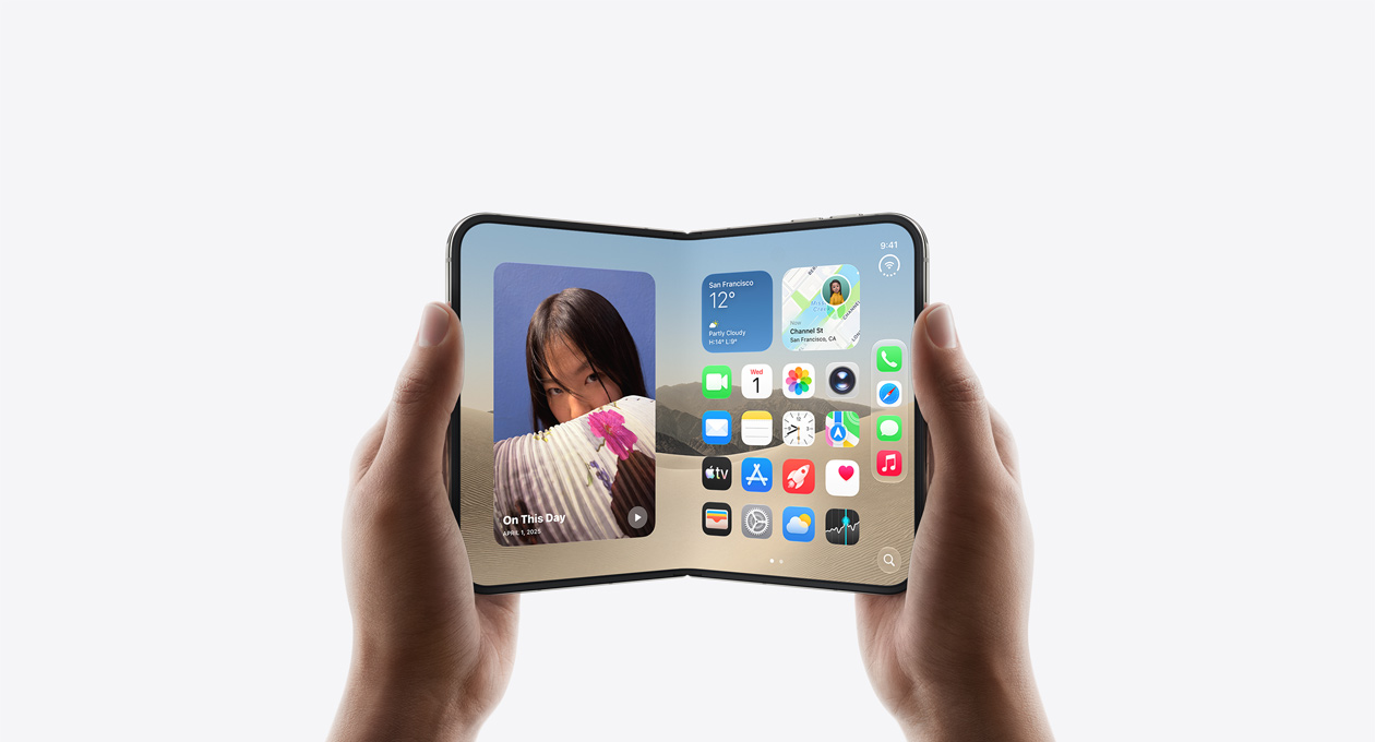 Kinyitott, fekvő tájolású csillagfehér iPhone Duo két kézben tartva, a belső kijelzőn az iOS főképernyője látható, a bal oldalán fotók, a jobbon pedig alkalmazások.