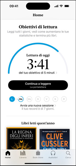Il display di un iPhone che mostra l’interfaccia “Obiettivi di lettura” nell’app Libri. In alto c’è un anello di avanzamento. Sotto l’anello di avanzamento c’è il tracker settimanale del tempo dedicato alla lettura. In basso c’è la sezione “Libri letti quest’anno”, che include una fila di due libri, con uno spazio vuoto per un terzo