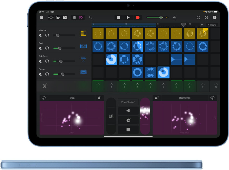 GarageBand su iPad e un iPad blu visto di lato con Smart Folio coordinata