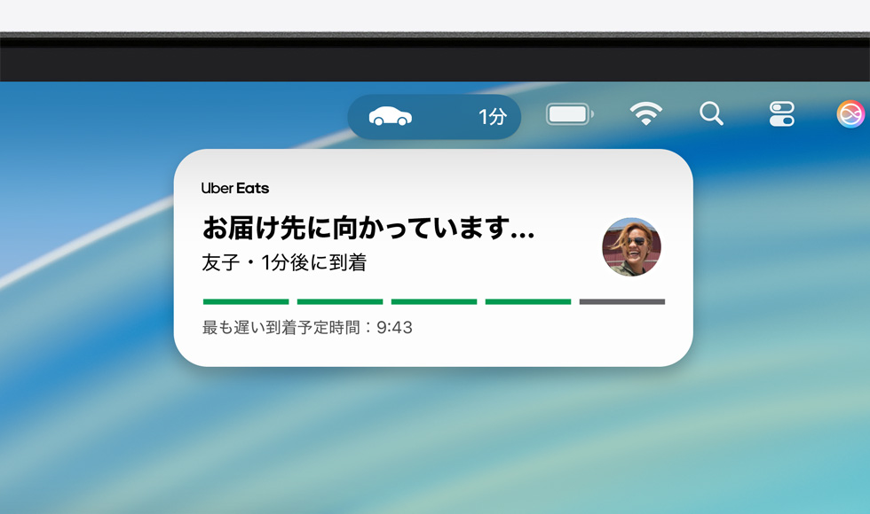 Macデバイスの画面上部に、Uber Eatsのライブアクティビティが展開されたメニューバーが表示されている