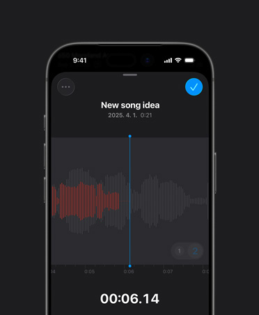 iPhone 16 화면에 Logic Pro 음성 메모 앱이 열려 있고, 빨간색으로 녹음 중인 상태가 표시되고, 사운드 웨이브, 재생 버튼, 새로운 곡 아이디어, 날짜 및 재생 시간이 보이는 모습