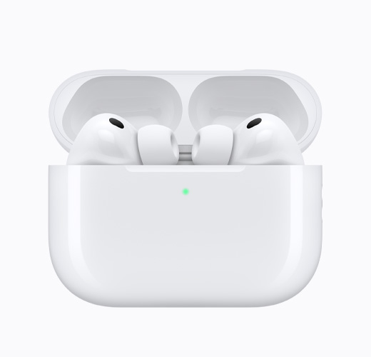 열려 있는 화이트 색상 충전 케이스 내부의 AirPods Pro 3