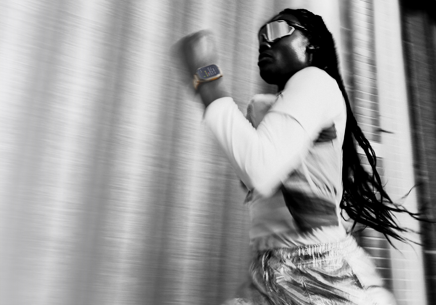 Una persona corre usando un Apple Watch Ultra 4
