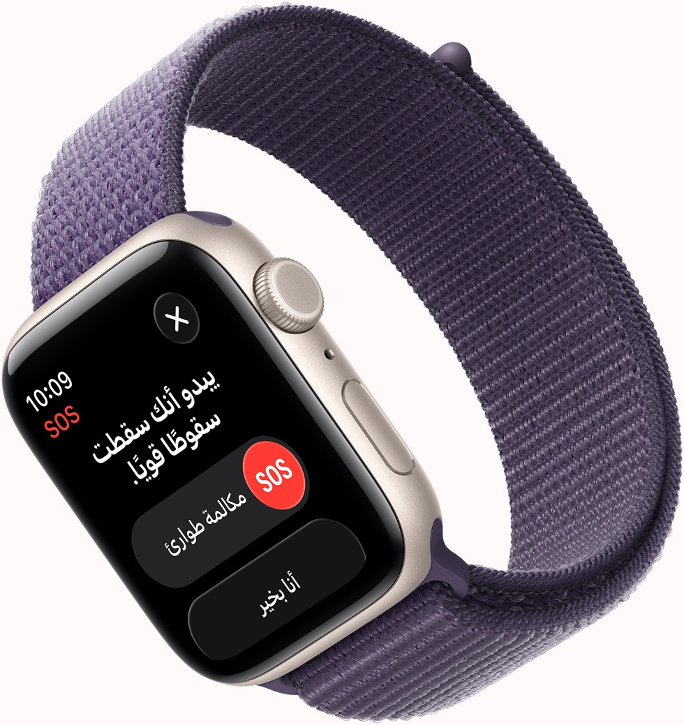 Apple&nbsp;Watch&nbsp;SE&nbsp;3 بإطار من الألومنيوم ولون ضوء النجوم، وإشعار SOS لميزة اكتشاف السقوط، وزر مكالمة طوارئ وزر أنا بخير، والجزء الخارجي الأيمن يُظهر التاج الرقمي والميكروفون والزر الجانبي، وحزام Loop رياضي بلون ليلكي ضبابي