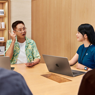 Birdseye view of a business training at an Apple Store.