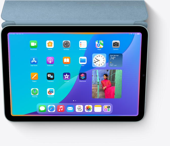 جهاز iPad mini يظهر تصميم Siri الجديد كلياً وهو يتوهج بضوء براق يلتف حول حافة الشاشة.
