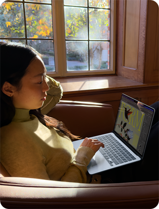 شخص يستخدم جهاز MacBook Air وهو جالس على كرسي