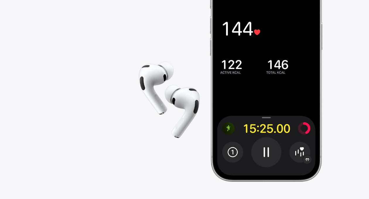 白色 AirPods Pro 3，iPhone 17 Pro 螢幕的下半部分，顯示健身 app 的心率感測功能