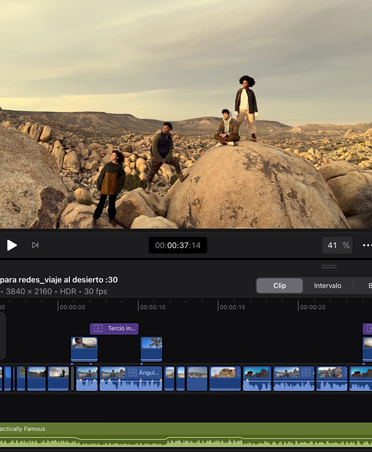 App de edición de video con una imagen de personas posando sobre rocas en un desierto, la línea de tiempo y herramientas de edición
