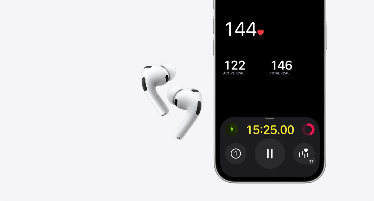 AirPods Pro 3 i etui ładujące MagSafe (USB‑C) w kolorze białym, dolna część ekranu iPhone’a 17 Pro, apka Fitness, funkcja pomiaru tętna