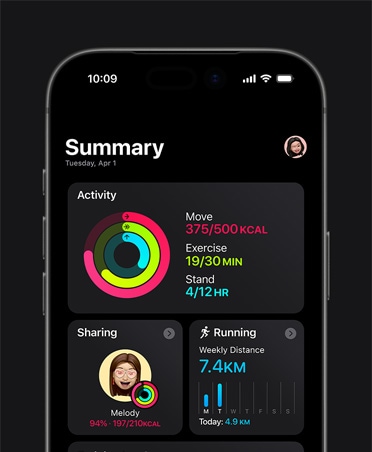 iPhone 17, rezumat Fitness, inele Activitate, măsurători Mișcare, Antrenament și Stat în picioare, partajare activitate cu prietenii, statistici săptămânale pentru Alergare, Sarcină antrenament