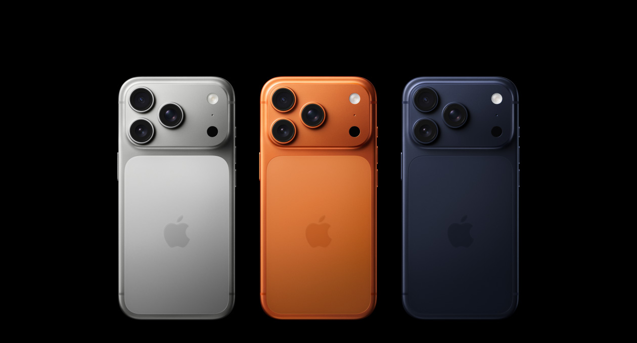 iPhone 17 Pro, exterior spate, toate cele trei culori - Argintiu, Portocaliu cosmic și Albastru profund, sistem de camere Pro în colțul din stânga sus, 3 obiective, microfon, bliț și logo-ul Apple în centru