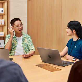 Bird’s-eye view of a business training at an Apple Store.