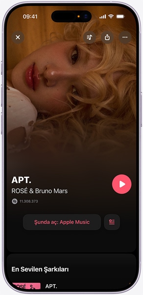 iPhone ekranında Shazam’ın tanımladığı, ROSÉ ve Bruno Mars’ın “APT” şarkısı gösteriliyor