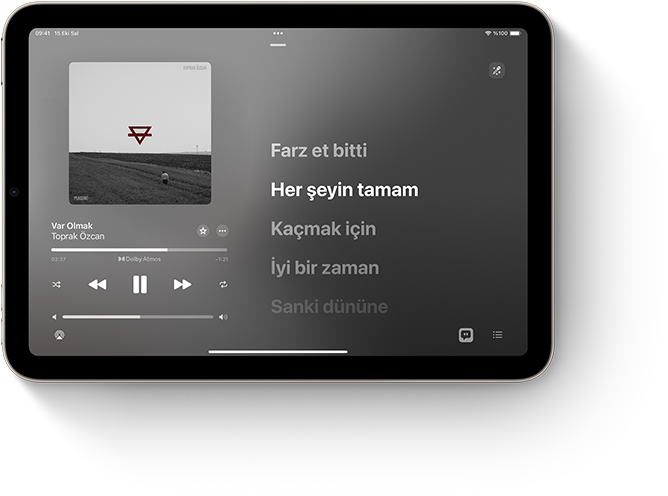 iPad mini, yatay pozisyonda, ekranında şarkı sözleriyle birlikte Apple Music gösteriliyor.
