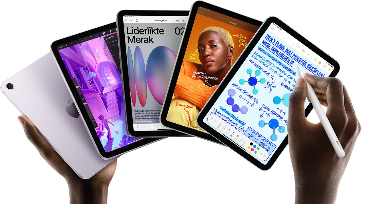 Bir kullanıcının elinde yelpaze biçiminde gösterilen beş iPad mini modeli. Modellerden birinde arka kamera gösteriliyor, diğer dördünün ekranı öne bakıyor. Apple Pencil Pro not almak için kullanılıyor.