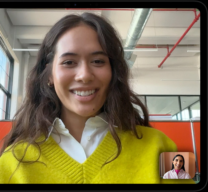 iPad Pro, önden görünüm, ekranda iki kadın arasında gerçekleşen bir FaceTime araması tam ekran olarak gösteriliyor