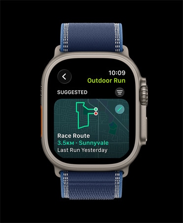 Apple Watch Ultra 3 у титановому корпусі натурального кольору, Маршрут забігу, тренування «Біг надворі», ремінець, браслет Trail синього/яскраво-блакитного кольору