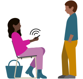 一名女子坐在椅子上，手上的 iPhone 裝置發出聲波，一名男子站在她面前聆聽著