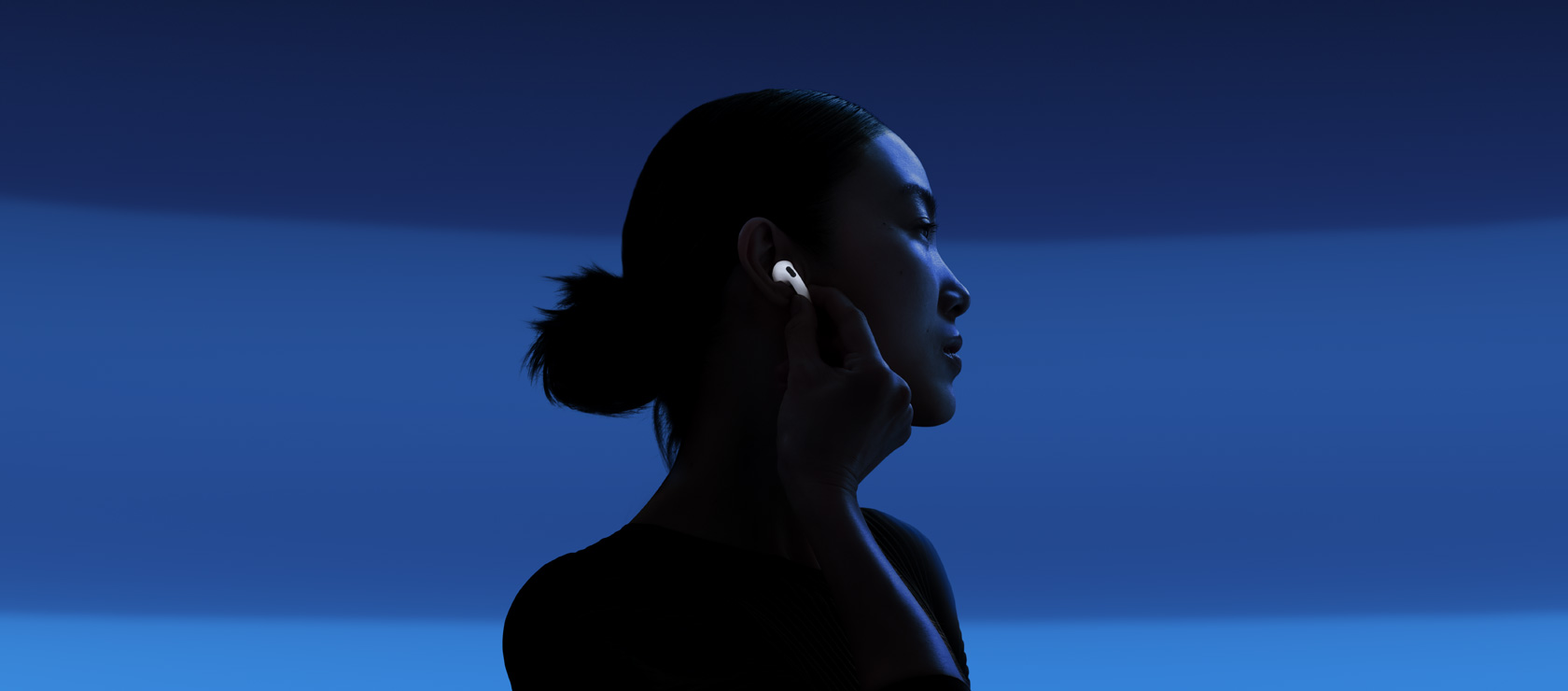 Una persona che abilita la cancellazione attiva del rumore toccando lo stelo degli AirPods 5