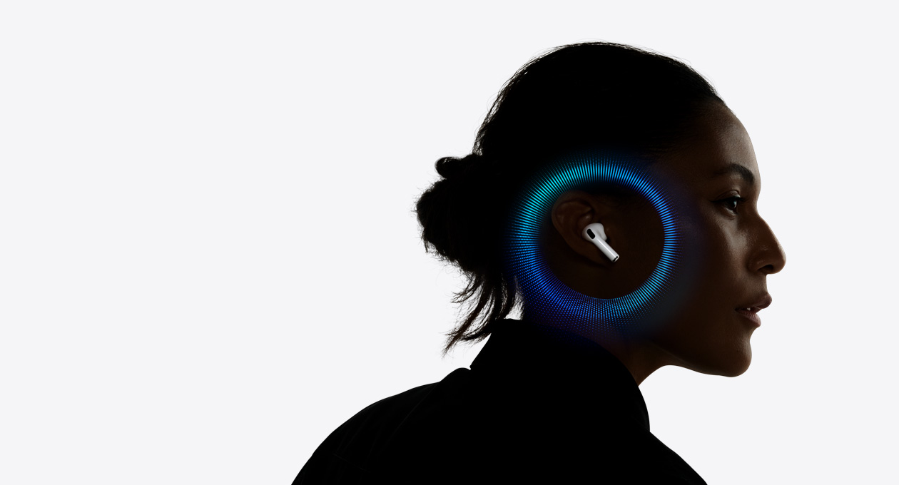 Inimene, kes kannab AirPods Pro 3 klappe, võnkuvad helilained kõrva ümbe