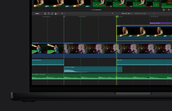 16 Zoll MacBook Pro Bildschirm, Final Cut Pro Timeline mit Videoclips von drei verschiedenen Szenen, eine Frau spielt Billard, eine Frau singt in ein Mikrofon