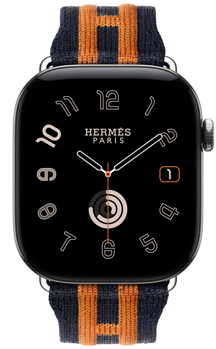 Apple Watch Hermès Series 12, หน้าปัดนาฬิกาอนาล็อก Radial, (เข็มชั่วโมง เข็มนาที และเข็มวินาที, กลไกหน้าปัด: วันที่, วงแหวนกิจกรรม), ตัวเรือนไทเทเนียม, สีเงิน, ภายนอกด้านขวา, Digital Crown, ปุ่มด้านข้างที่ยกสูงขึ้น, จับคู่กับสายแบบ Rocabar Club, สี Bleu Nuit/Orange, วัสดุถักสีน้ำเงินเข้มพร้อมดีไซน์ลายทางแถบสีส้มที่ประกอบเป็นตัวอักษร H ของ Hermès
