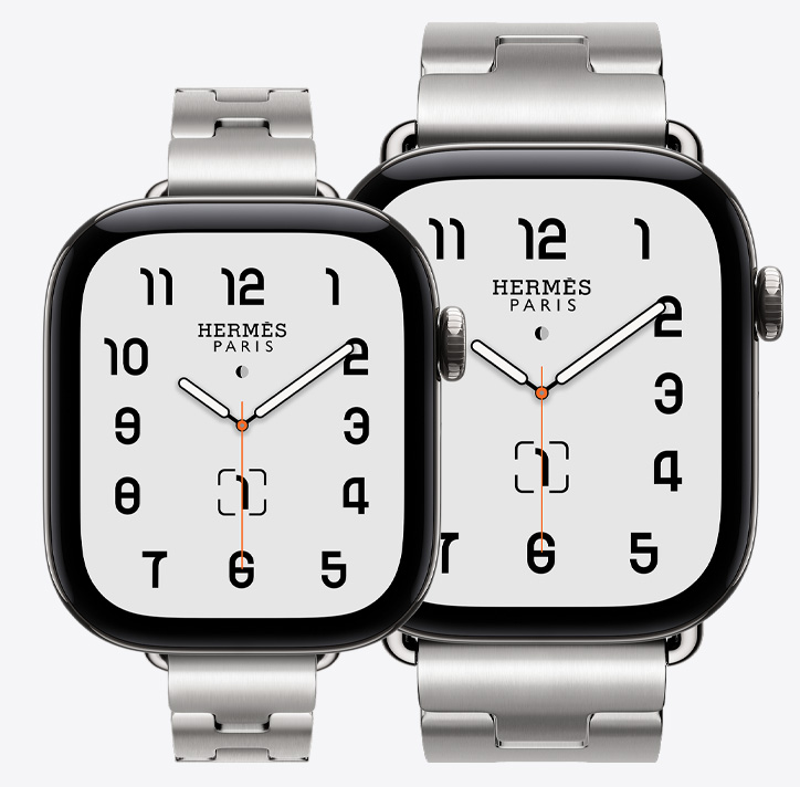 Apple Watch Hermès Series 12, แสดงทั้งรุ่น 42 มม. และ 46 มม., หน้าปัดนาฬิกาอนาล็อก Classic (เข็มชั่วโมง เข็มนาที และเข็มวินาที, กลไกหน้าปัด: ข้างขึ้นข้างแรม, วันที่), ตัวเรือนไทเทเนียม, สีเงิน, 42 มม. จับคู่กับสายแบบ Grand H Fin, สี Satiné, 46 มม. จับคู่กับสายแบบ Grand H, สี Satiné