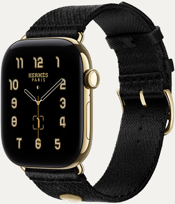 Apple Watch Hermès Series 12, หน้าปัดนาฬิกาอนาล็อก Clou de Selle (เข็มชั่วโมง เข็มนาที และเข็มวินาที, กลไกหน้าปัด: ข้างขึ้นข้างแรม, วันที่), ตัวเรือนไทเทเนียม, สีเรเดียนท์โกลด์, ภายนอกด้านขวา, Digital Crown, ปุ่มด้านข้าง, จับคู่กับสายแบบ Clou de Selle Satin สี Noir, สายเว็บบิ้งซาตินสีดำเรียบเนียน พร้อมฮาร์ดแวร์สีเรเดียนท์โกลด์ที่เข้ากับตัวเรือนนาฬิกา
