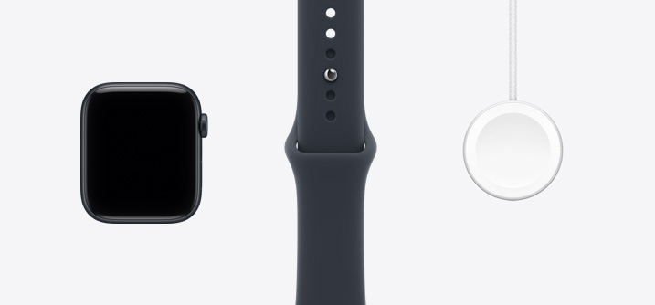 ساعة Apple Watch SE 3 بإطار من الألومنيوم ولون سماء الليل (أسود)، الجهة الخارجية الأمامية، شاشة تغطي الواجهة بالكامل، تاج رقمي، حزام رياضي باللون الأسود، كابل شاحن Apple Watch مغناطيسي سريع إلى USB‑C