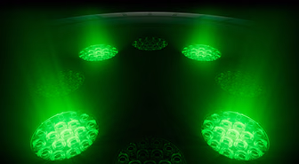 圖片展示手錶底部有多個圓形感測器發出綠色 LED 燈光