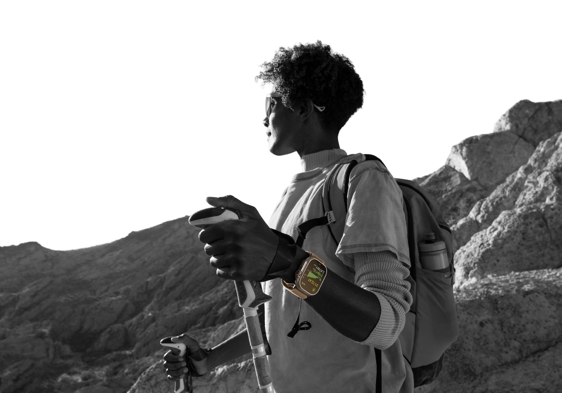 一名在沙漠中健行的人戴著 Apple Watch Ultra 4，螢幕顯示爬升高度指標