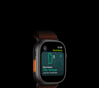 Apple Watch Ultra 4, Titangehäuse, Farbe Schwarz, das Feature Rennstrecke mit einer Karte einer Laufroute, linke Seitenansicht, Actiontaste, Alpine Loop Armband, Farbe Burgunder