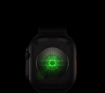 Apple Watch Ultra 4 的背面，展示黑色鈦金屬錶殼，多個圓形感測器發出綠色 LED 燈光，左側外觀展示數位錶冠、凸起的側邊按鈕